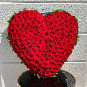 Luxurious-Heart-Shape-Roses