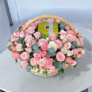 Baby-Roses-Chocolate-Basket