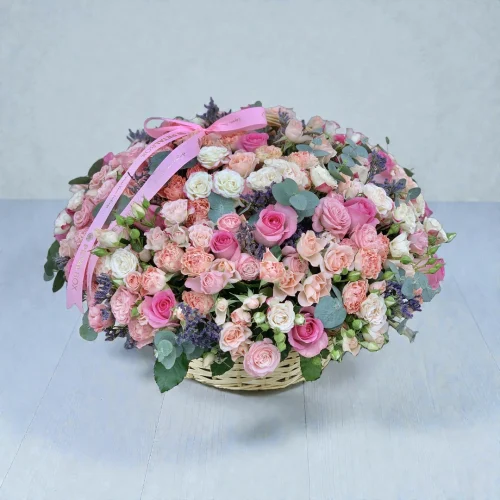 Mixed spray roses basket
