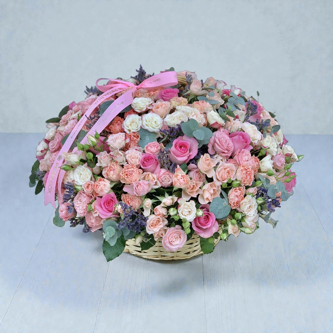 Mixed spray roses basket